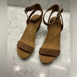 Brand new lucky brand sandals size 7.5 karston